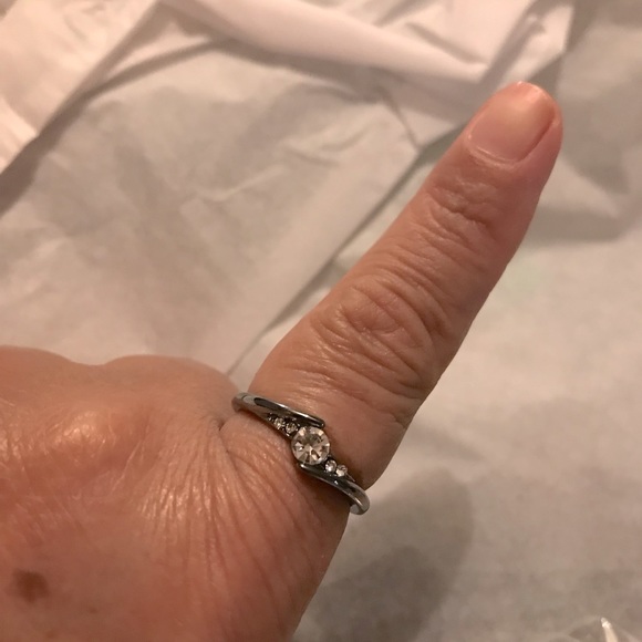 ELEGANT BLACK ZIRCON STONE RING SIZE 9 - Picture 4 of 8